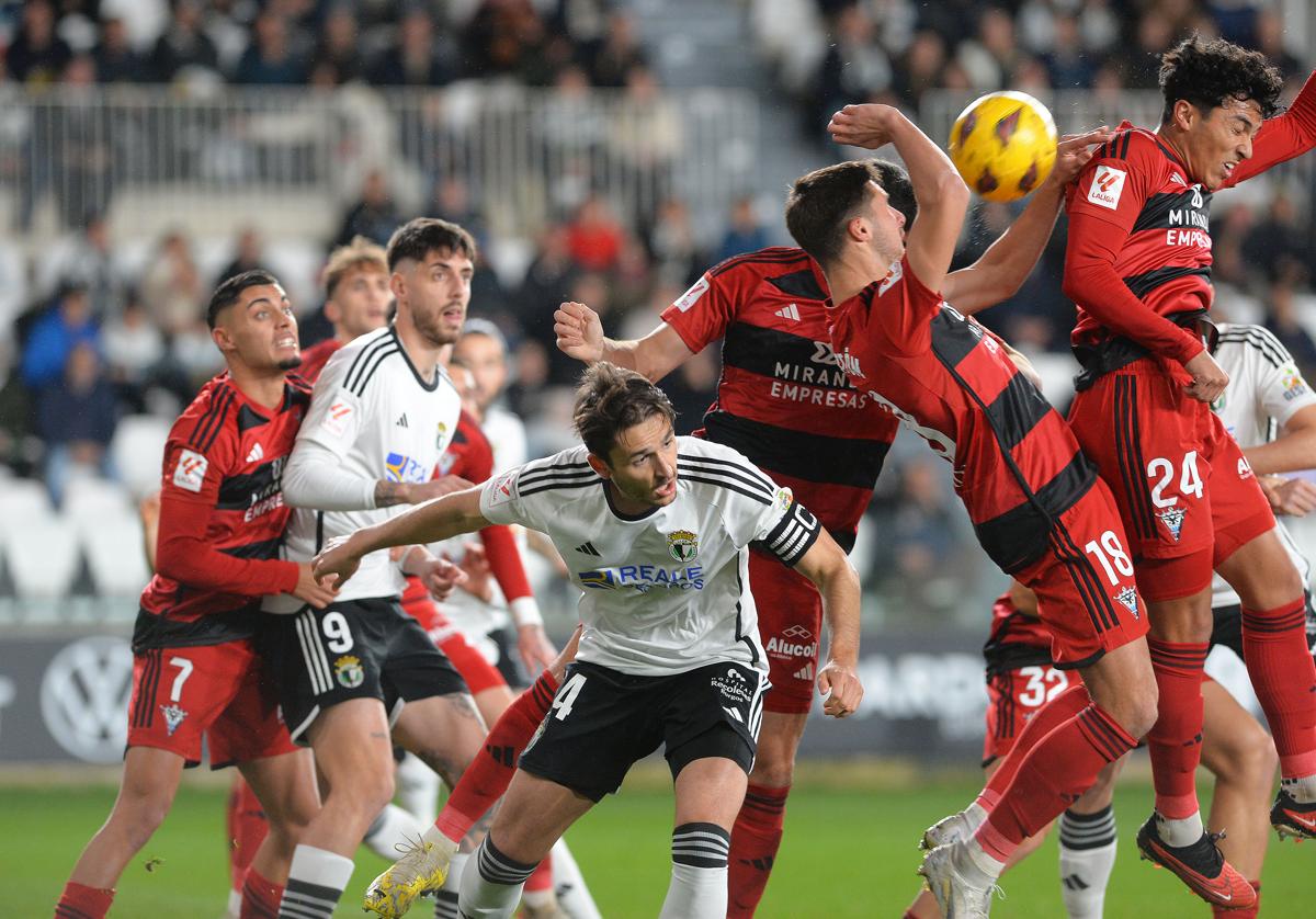 Barullo en el área durante el derbi.