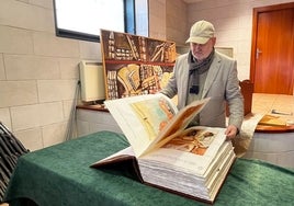 Juanjo García repasa el Quijote de Vallejo de uno de los tomos.