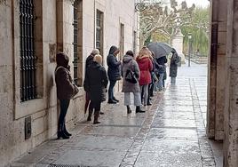 A pesar del refuerzo, aún siguen registrándose colas en el padrón.