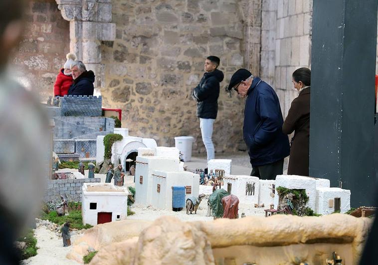 Varias escenas de la Biblia aparecen representadas en el belén.