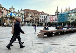 Dos personas pasean por la Plaza Mayor de Burgos