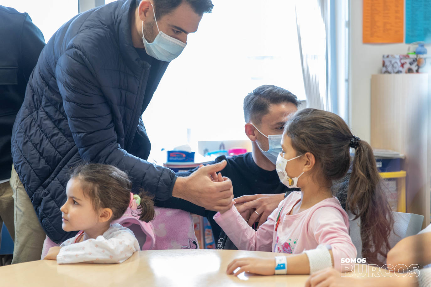 Los jugadores del Burgos CF visitan a los niños hospitalizados en el HUBU por Navidad