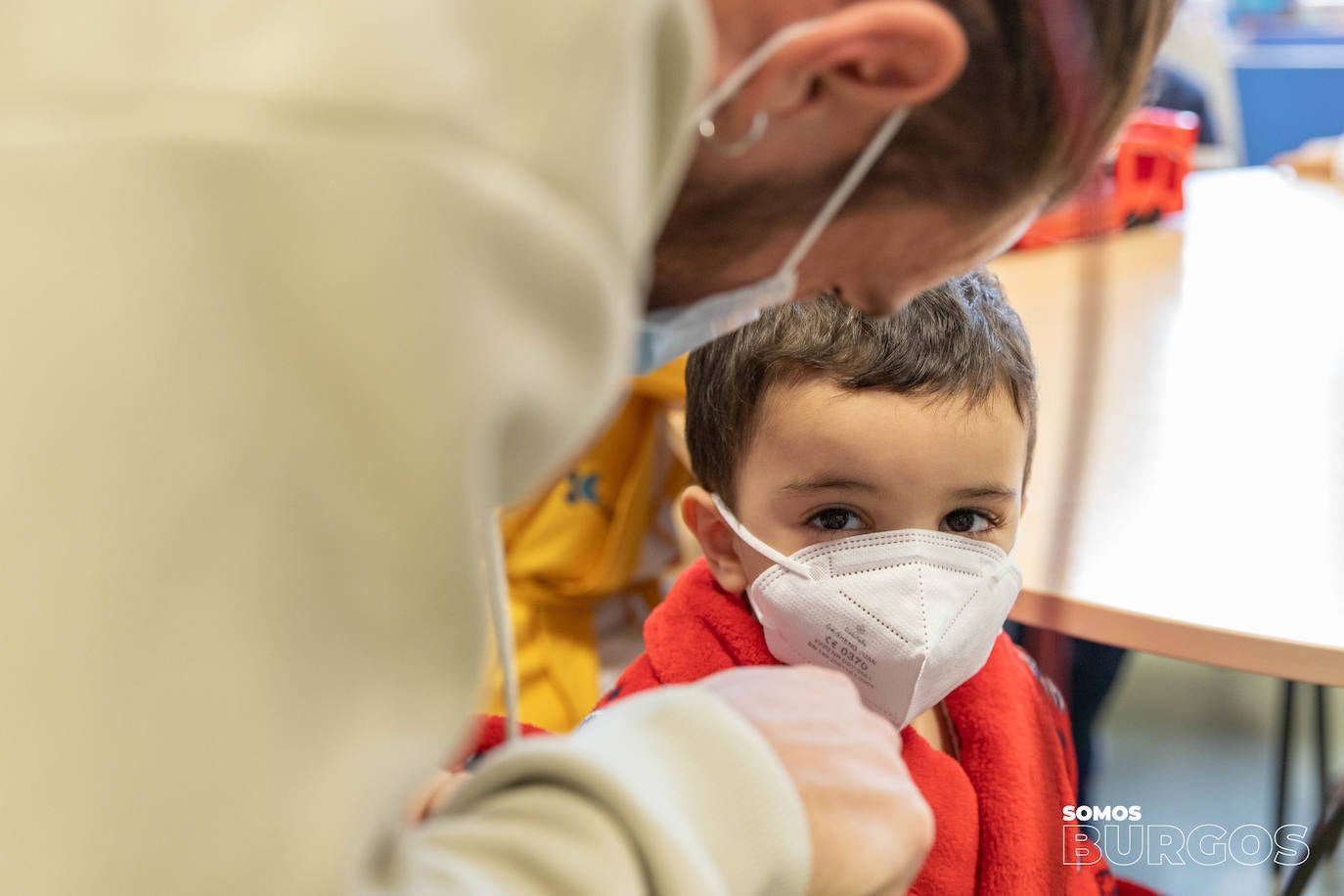 Los jugadores del Burgos CF visitan a los niños hospitalizados en el HUBU por Navidad