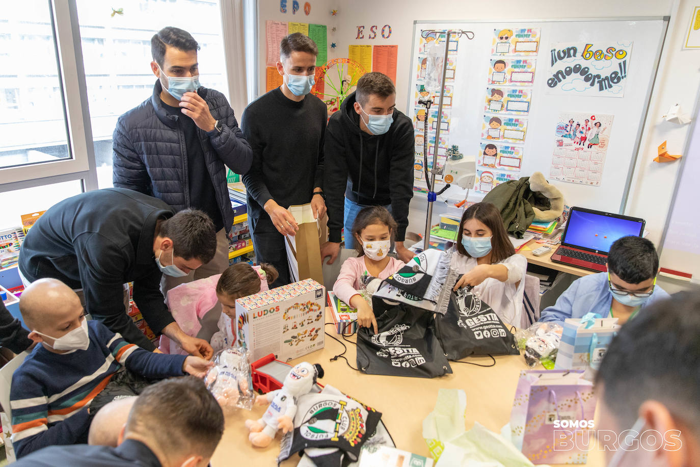 Los jugadores del Burgos CF visitan a los niños hospitalizados en el HUBU por Navidad