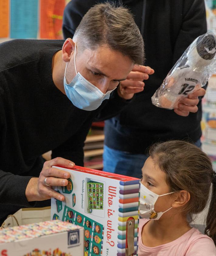 Imagen secundaria 2 - El Burgos CF llena de ilusión y regalos la planta infantil del HUBU por Navidad