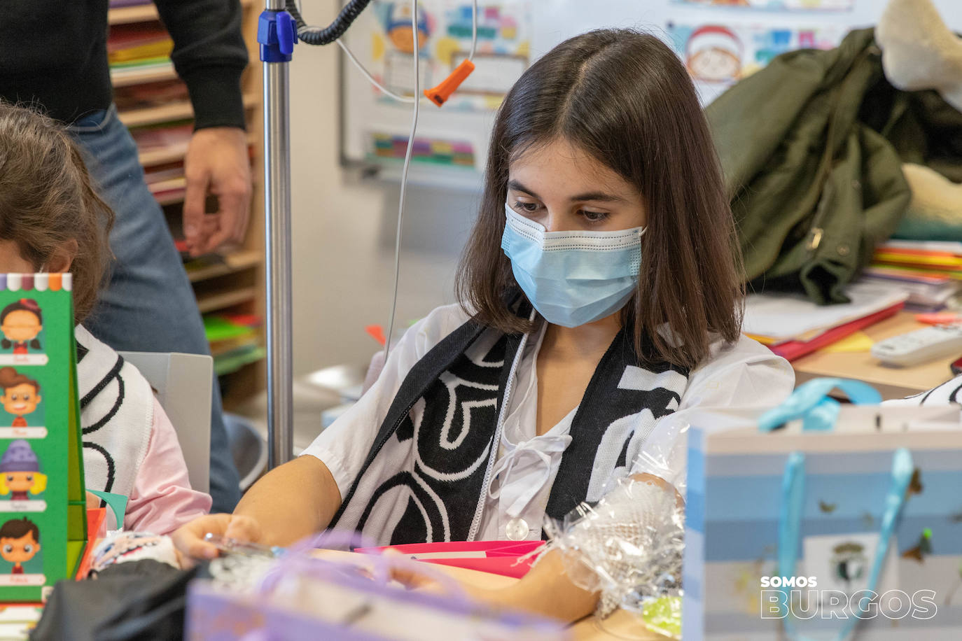 Los jugadores del Burgos CF visitan a los niños hospitalizados en el HUBU por Navidad