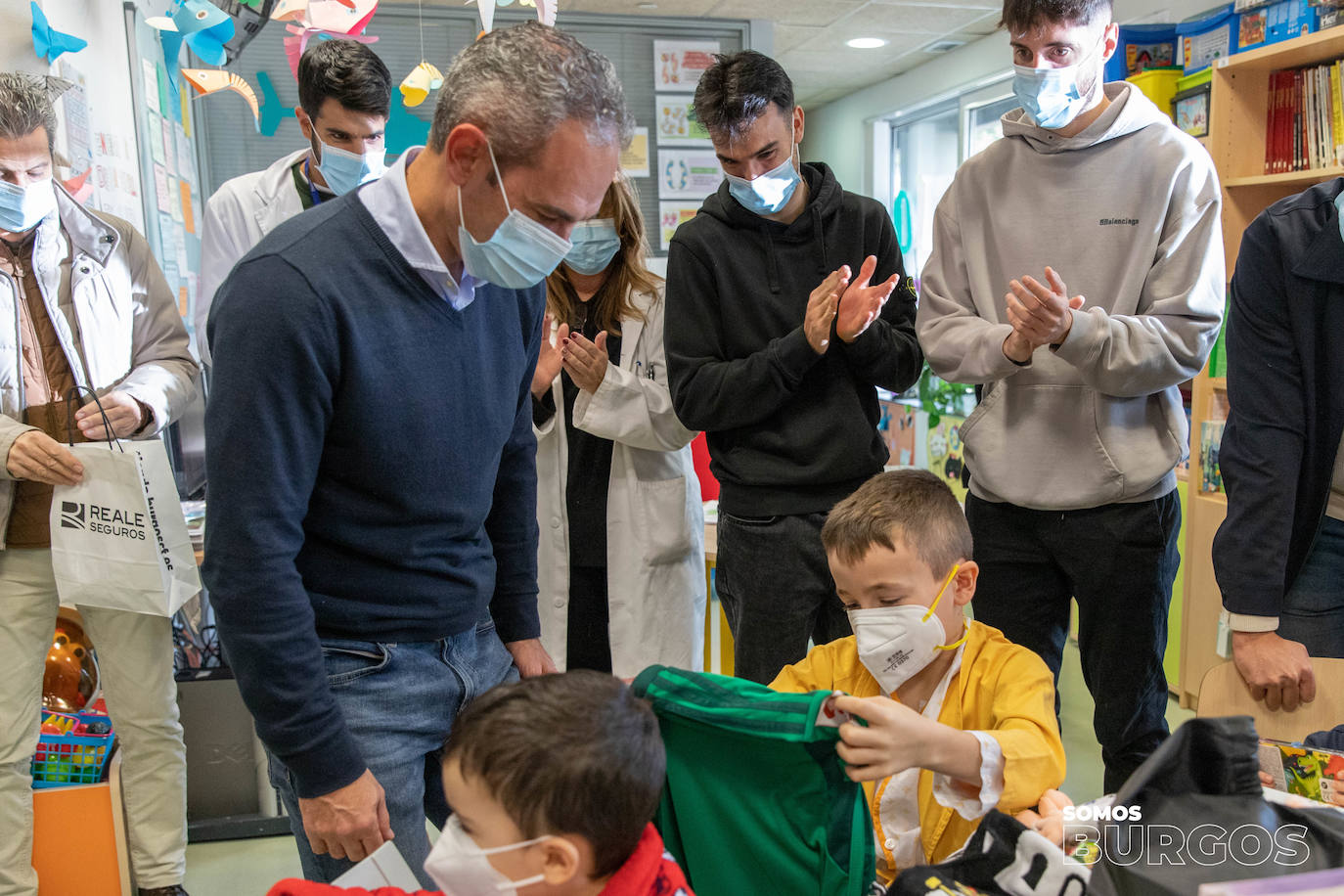 Los jugadores del Burgos CF visitan a los niños hospitalizados en el HUBU por Navidad