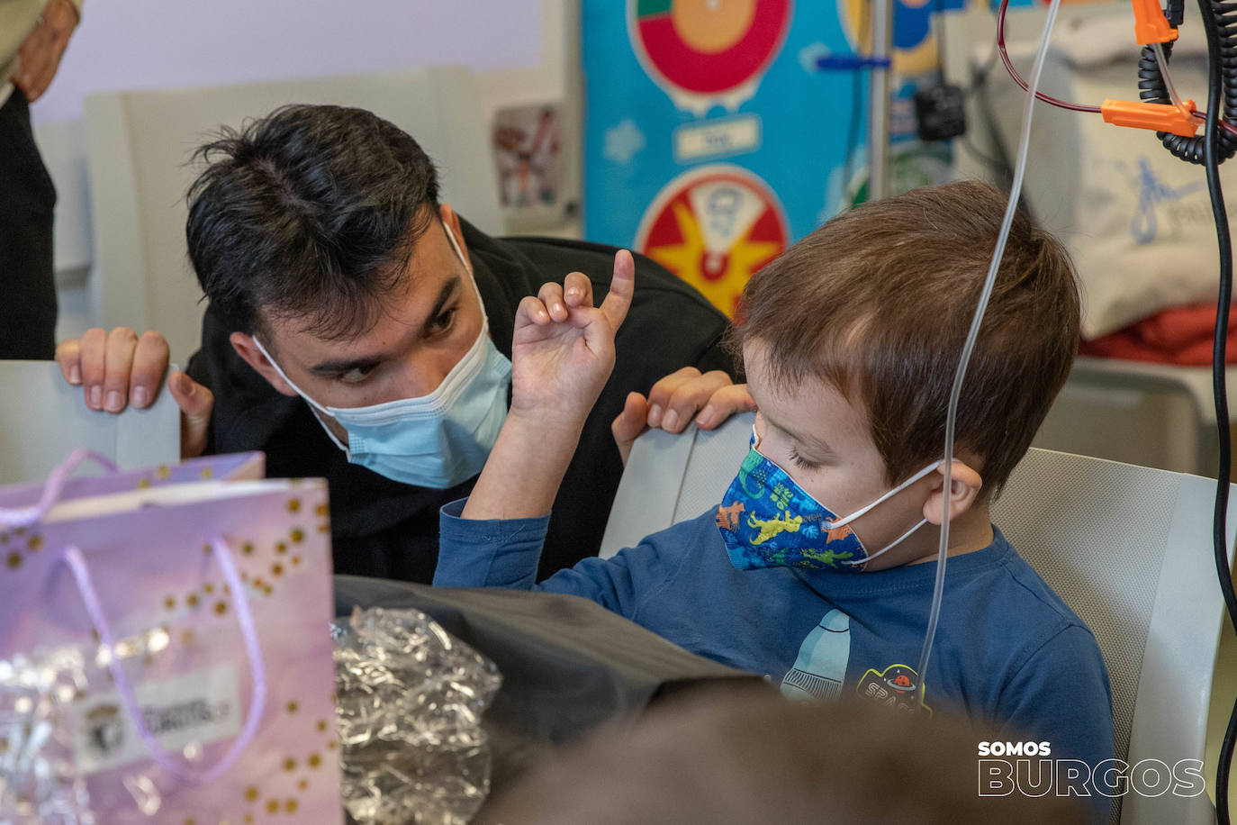 Los jugadores del Burgos CF visitan a los niños hospitalizados en el HUBU por Navidad