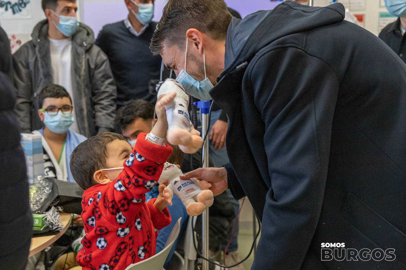 Los jugadores del Burgos CF visitan a los niños hospitalizados en el HUBU por Navidad