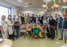 Los jugadores del Burgos CF visitan a los niños hospitalizados en la planta infantil del HUBU