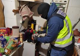 La Policía Nacional de Burgos durante el registro de la vivienda.