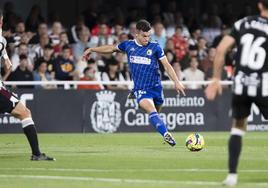 Curro saca el disparo con la zurda en el último encuentro del Burgos CF ante el Cartagena