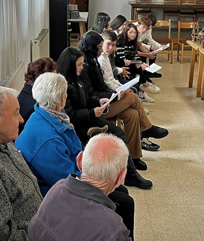 Imagen secundaria 2 - Jóvenes y mayores en el encuentro intergeneracional de Melgar. 