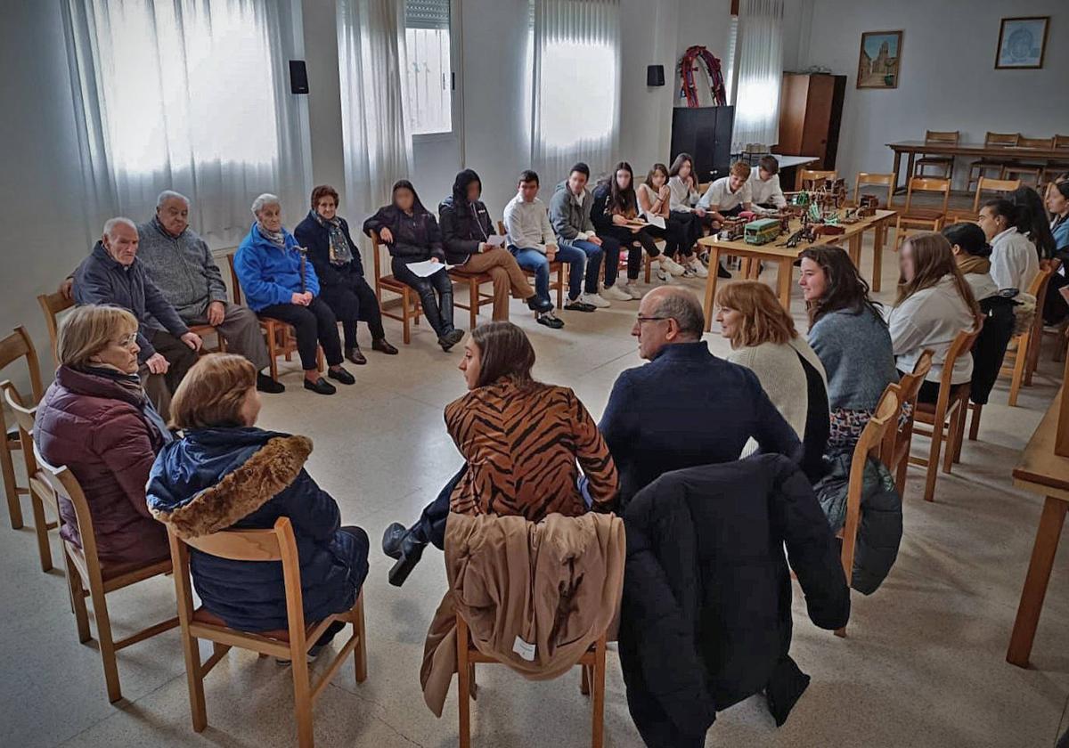 Encuentro intergeneracional entre jóvenes y personas mayores de Melgar.