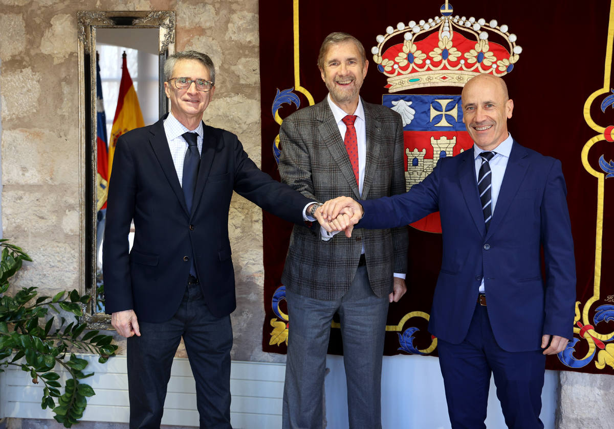 Representantes de las tres instituciones, tras firmar el convenio.