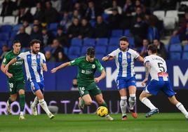 Curro, autor del tercer tanto burgalés, intenta zafarse de tres zagueros del Espanyol