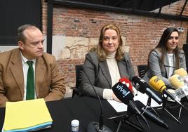 Fernando Martínez-Acitores, vicealcalde de Burgos; Cristina Ayala, alcaldesa; y Andrea Ballesteros, portavoz del equipo de Gobierno.