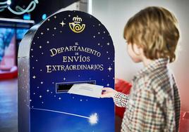 Buzón especial de Correos que se colocará en cuatro oficinas de Burgos para entregar las cartas a los Reyes Magos esta Navidad 2023