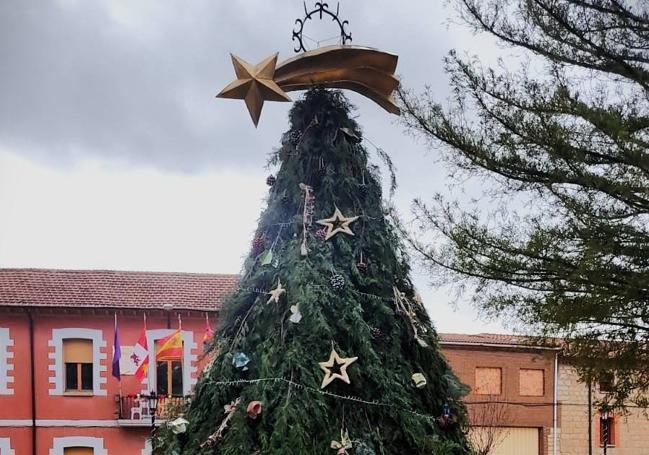 El árbol está elaborado con restos de poda.