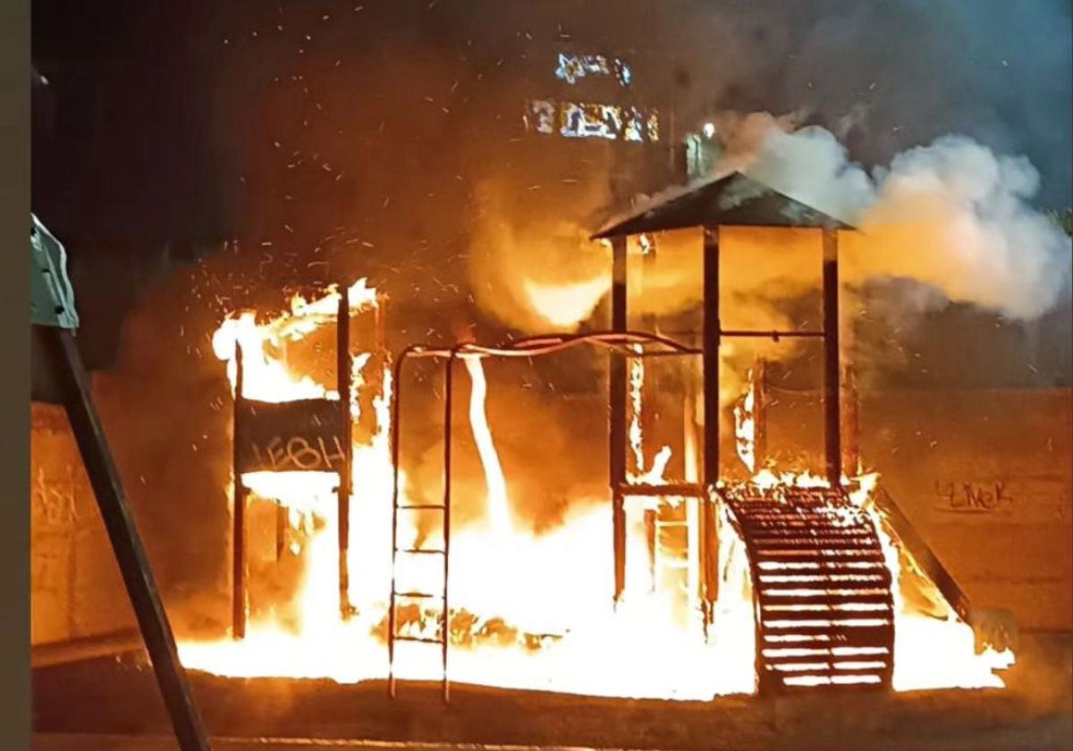 El parque infantil de Modúbar, calcinado tras un incendio intencionado