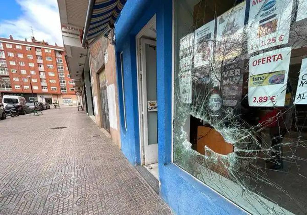 Imagen de una panadería con el escaparate roto por una pedrada tras un robo en marzo en Burgos