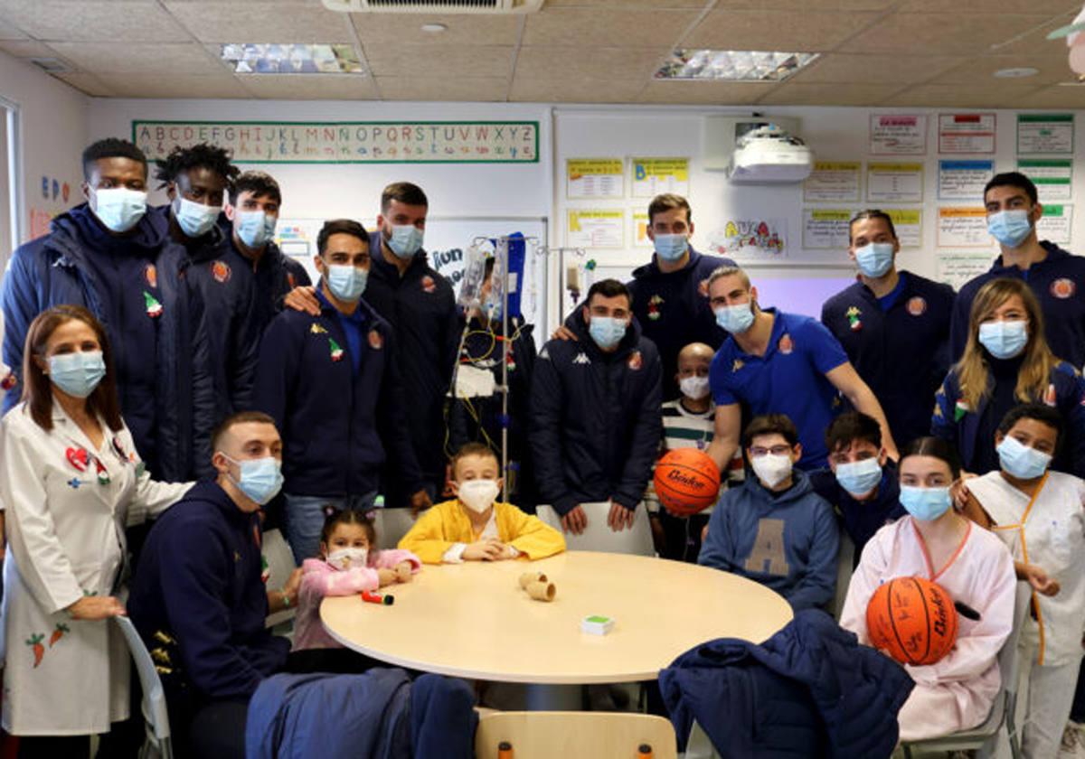 Jugadores del Tizona durante su visita a los niños ingresados en pediatría del HUBU.