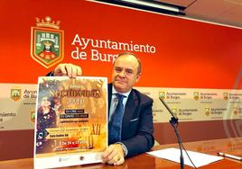 El concejal de Juventud, Fernando Martínez-Acitores, junto al carte de la 'Nochevieja Jovén' que se celebrará este viernes en Burgos