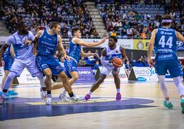 Imágenes del partido del San Pablo Burgos ante Guuk Guipuzkoa este viernes en el Angulas Aguinaga Arena