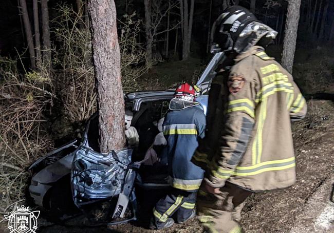 Los bomberos tuvieron que excarcelar al joven atrapado.