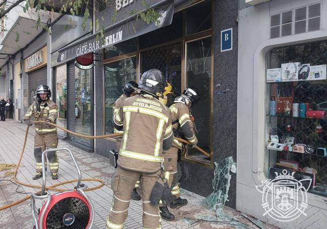 Los Bomberos de Burgos acudieron a sofocar el incendio de la cocina en el bar Berlín de la calle Vitoria de la capital burgalesa