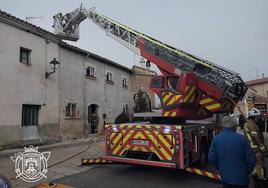 Actuación de los Bomberos de Burgos en el incendio de una chimenea en Las Quintanillas