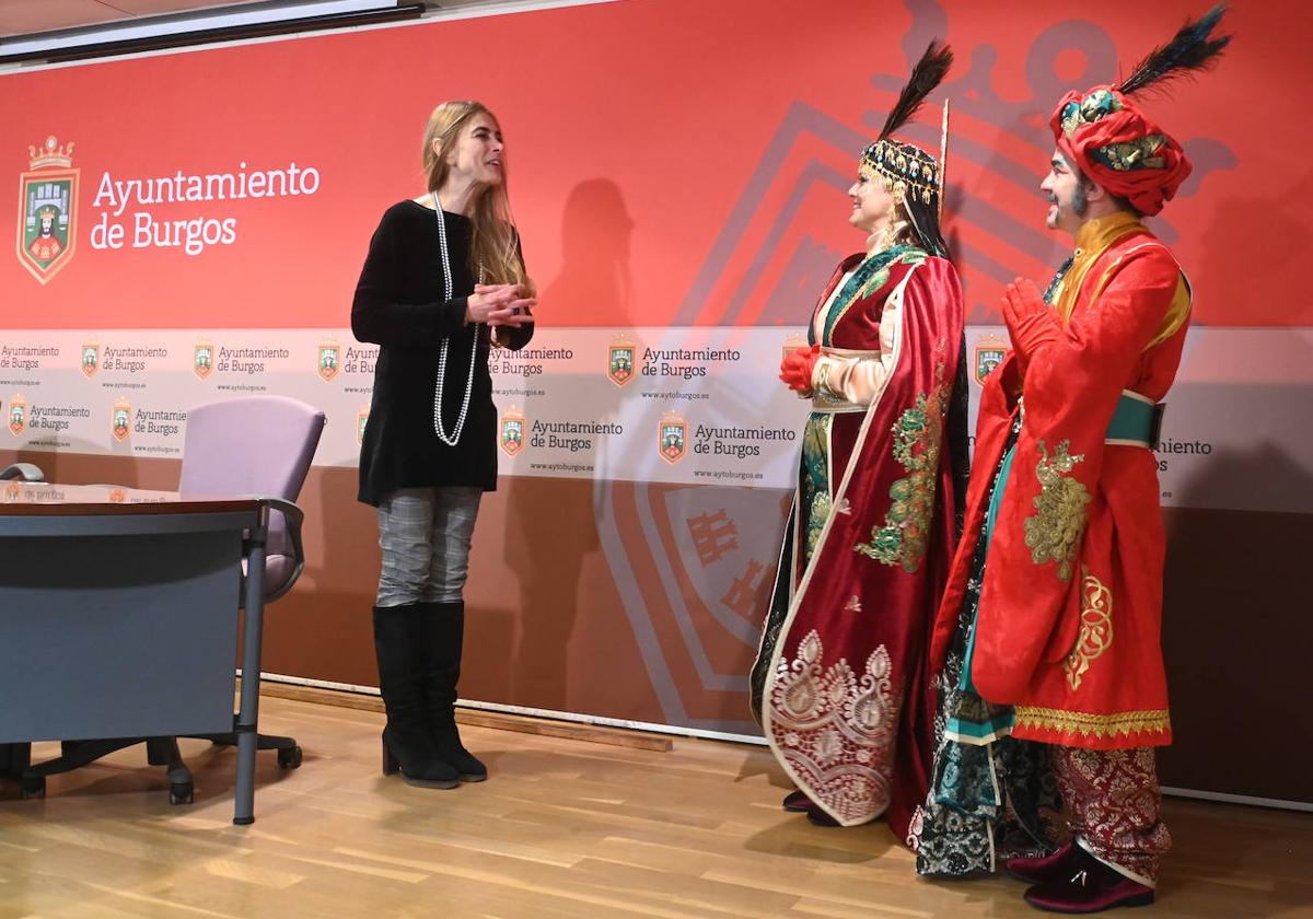 Los pajes reales junto a la concejala de Festejos, Carolina Álvarez, en su visita de este miércoles al Ayuntamiento de Burgos