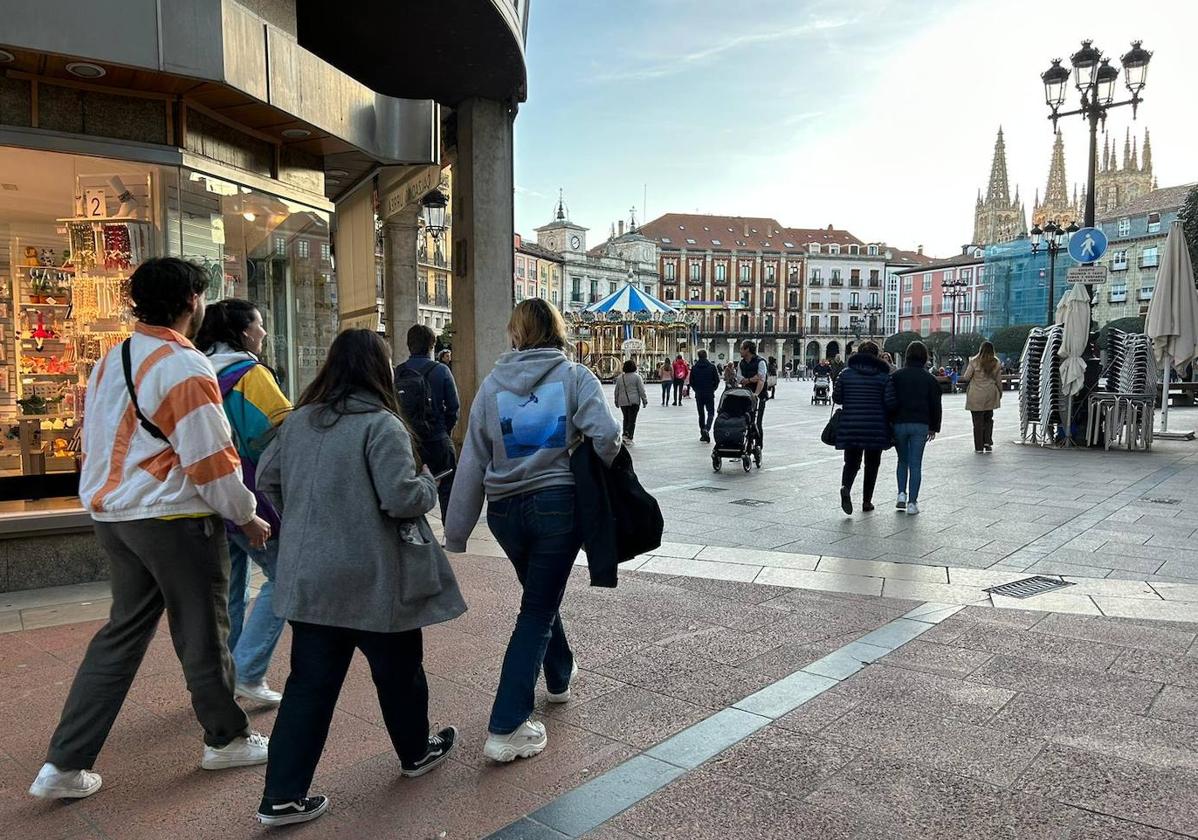 Un grupo de jóvenes se dispone a entrar en la Plaza Mayor de Burgos