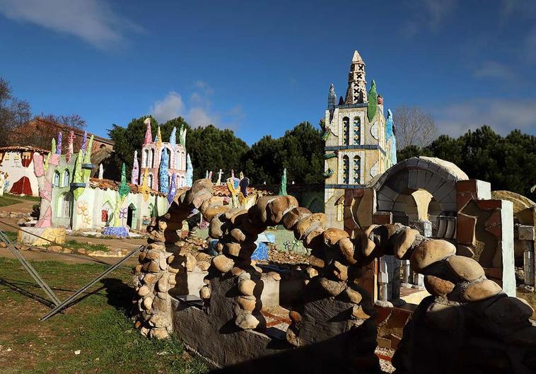 La parte a color, la infantil, la comenzó a construir hace unos cuatro años.