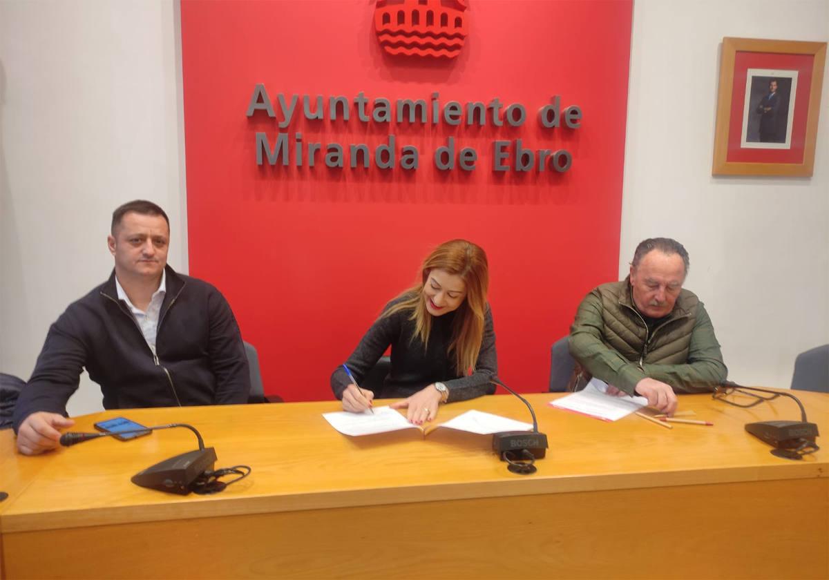 Firma del convenio con el Club Deportivo Mirandés SAD.