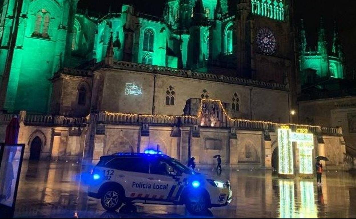 Una patrulla de la Policía Local de Burgos frente a la Catedral