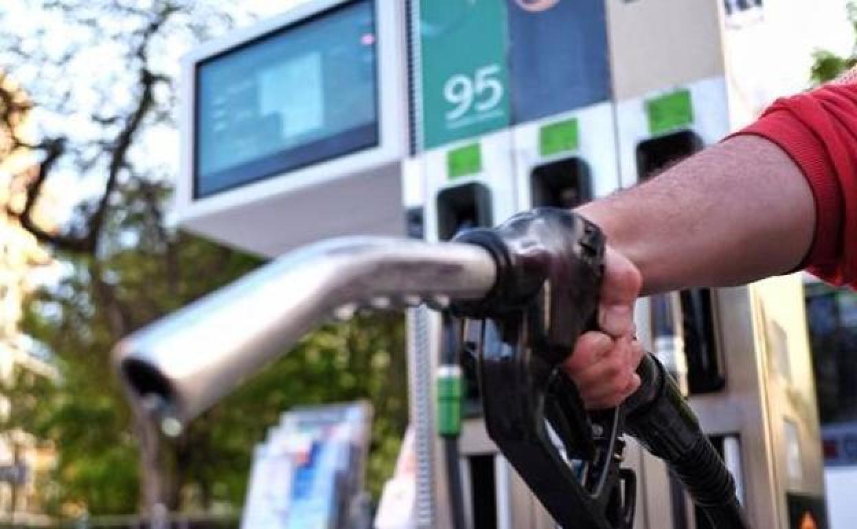 El año comienza sin descuento en gasolina, pero con la rebaja del IVA en alimentos