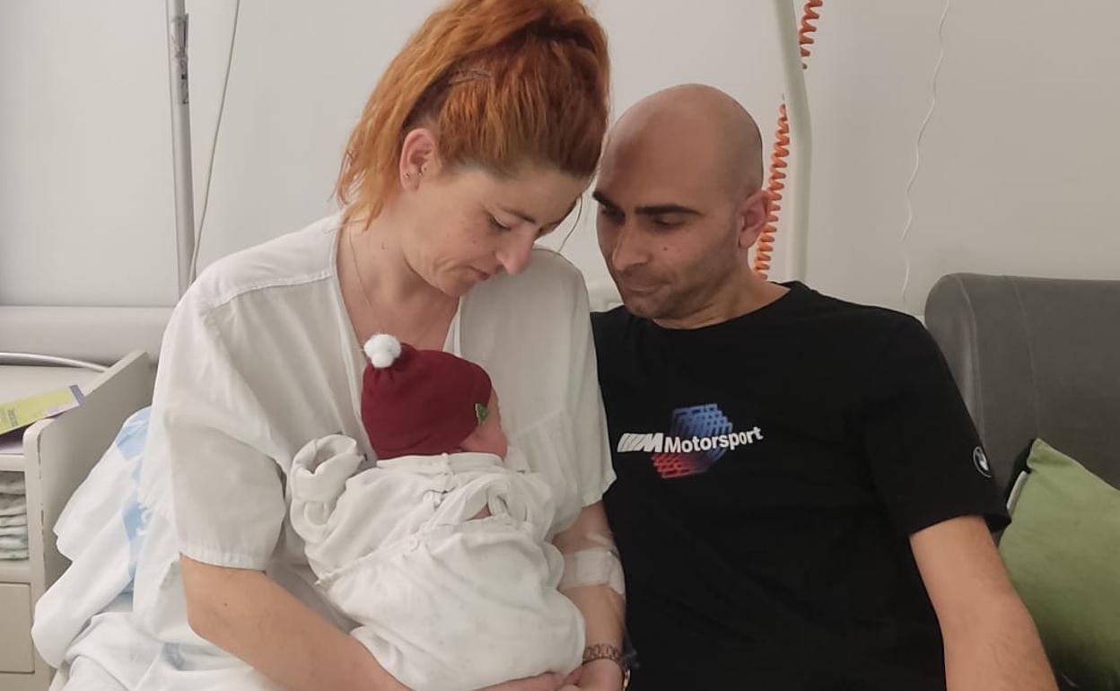 Ian con sus padres en el hospital Santos Reyes de Aranda. 