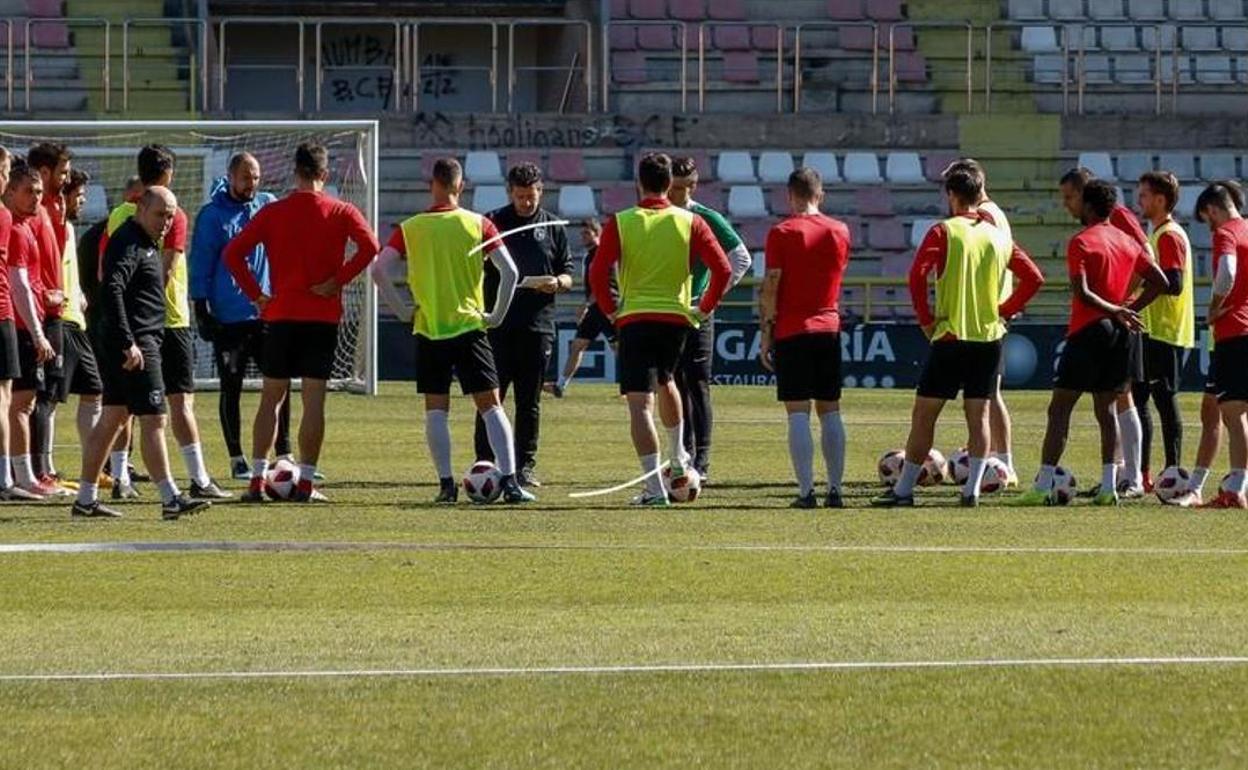 Entrenamiento del Burgos CF en El Plantío. 