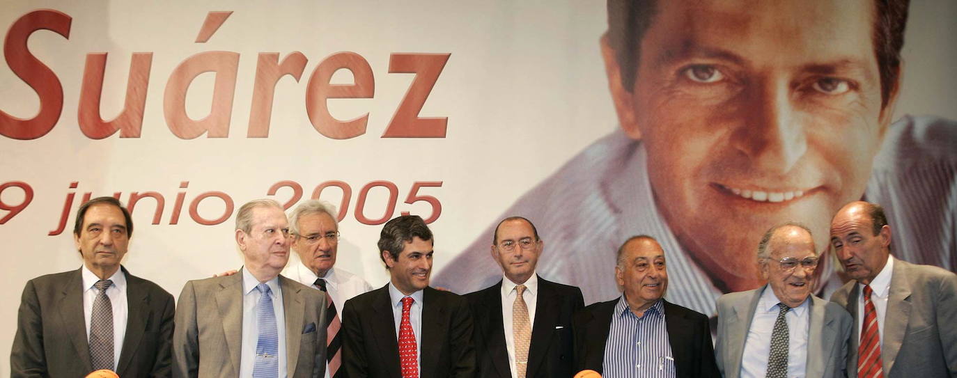 El periodista Luis del Olmo (3i), Adolfo Suarez Illana (4 i), Nicolas Redondo (3 d), Santiago Carrillo (2 d), Miquel Roca (d) y otros políticos asisten al homenaje que se le tributó a Adoldo Suárez en junio de 2005. 