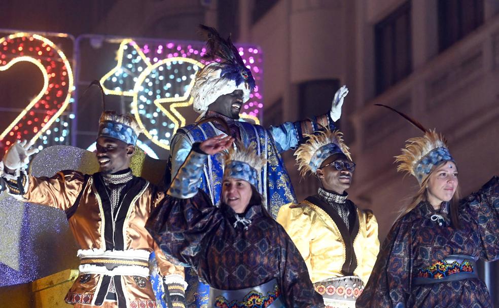 Los Reyes Magos desfilan en Burgos.