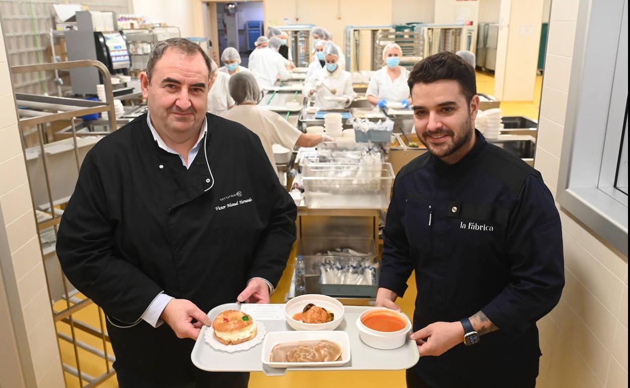 El chef de La Fábrica Ricardo Temiño y su equipo elaboran el menú especial de Reyes en el HUBU.