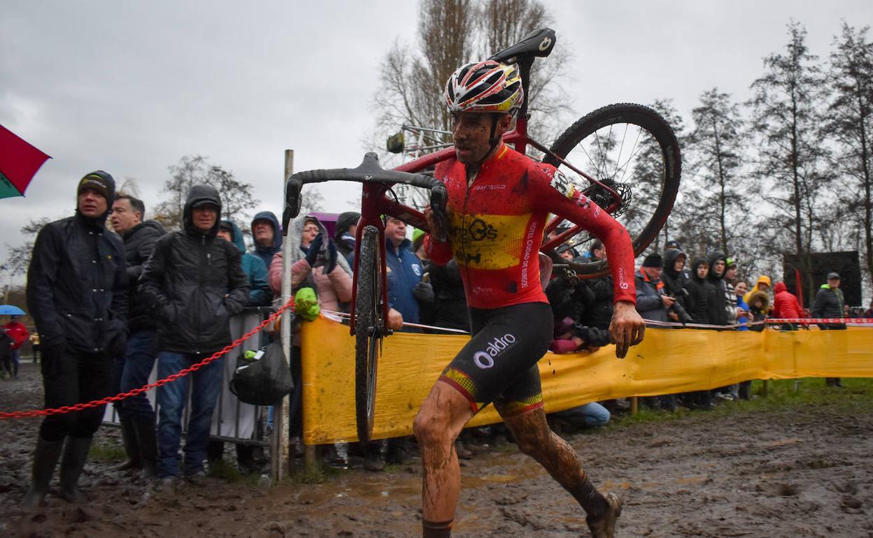 Orts supera a pie un tramo de barro en Gullegem.