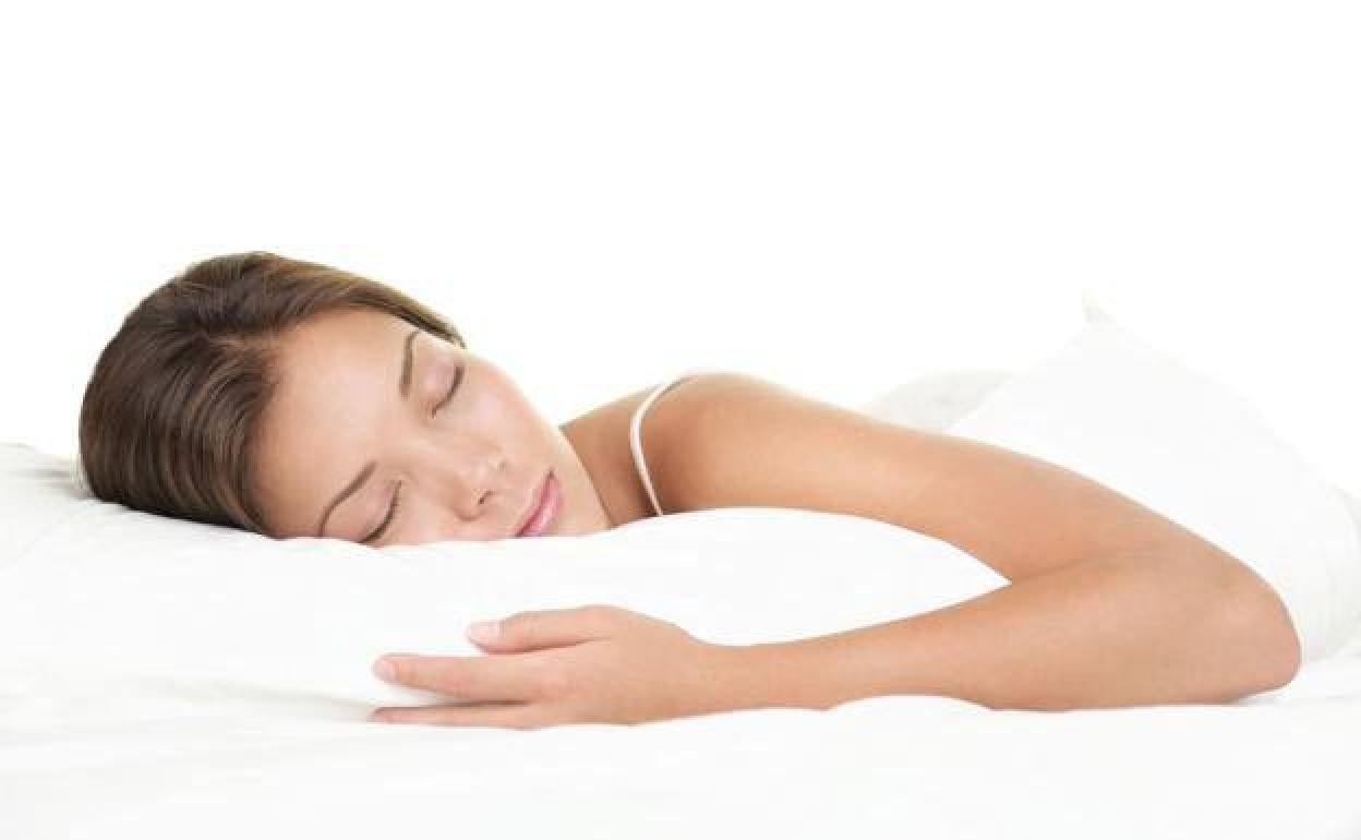 La OMS recomienda dormir, al menos, seis horas.