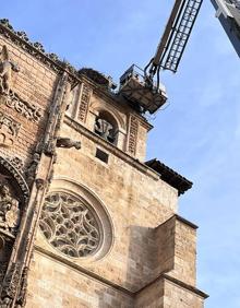 Imagen secundaria 2 - La actuación de los Bomberos de Aranda en Santa María ha generado una gran expectación.