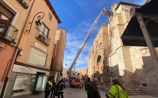 Imagen principal - La actuación de los Bomberos de Aranda en Santa María ha generado una gran expectación.