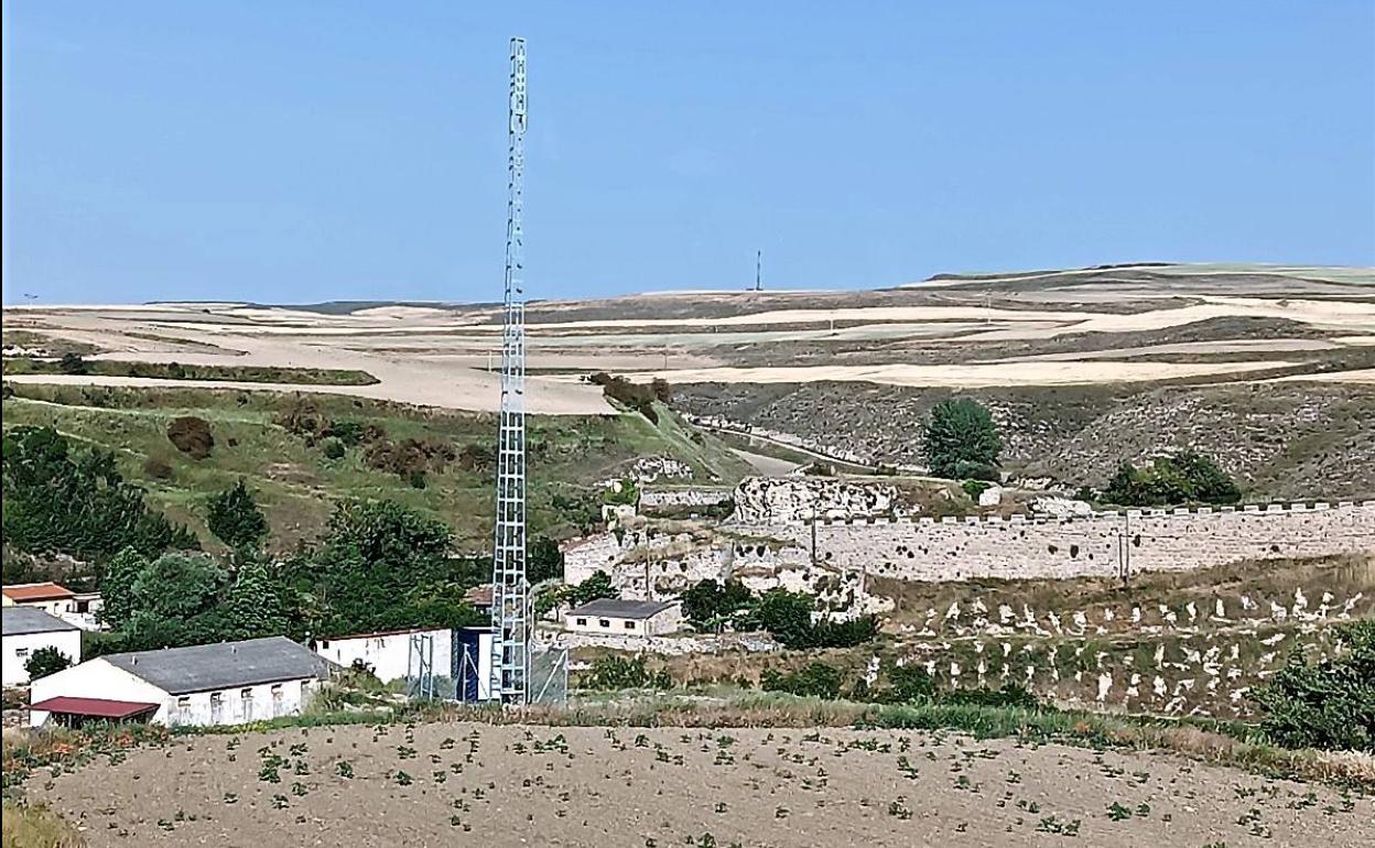 La torre para proporcionar cobertura se instaló hace seis meses, pero todavía no funciona. 