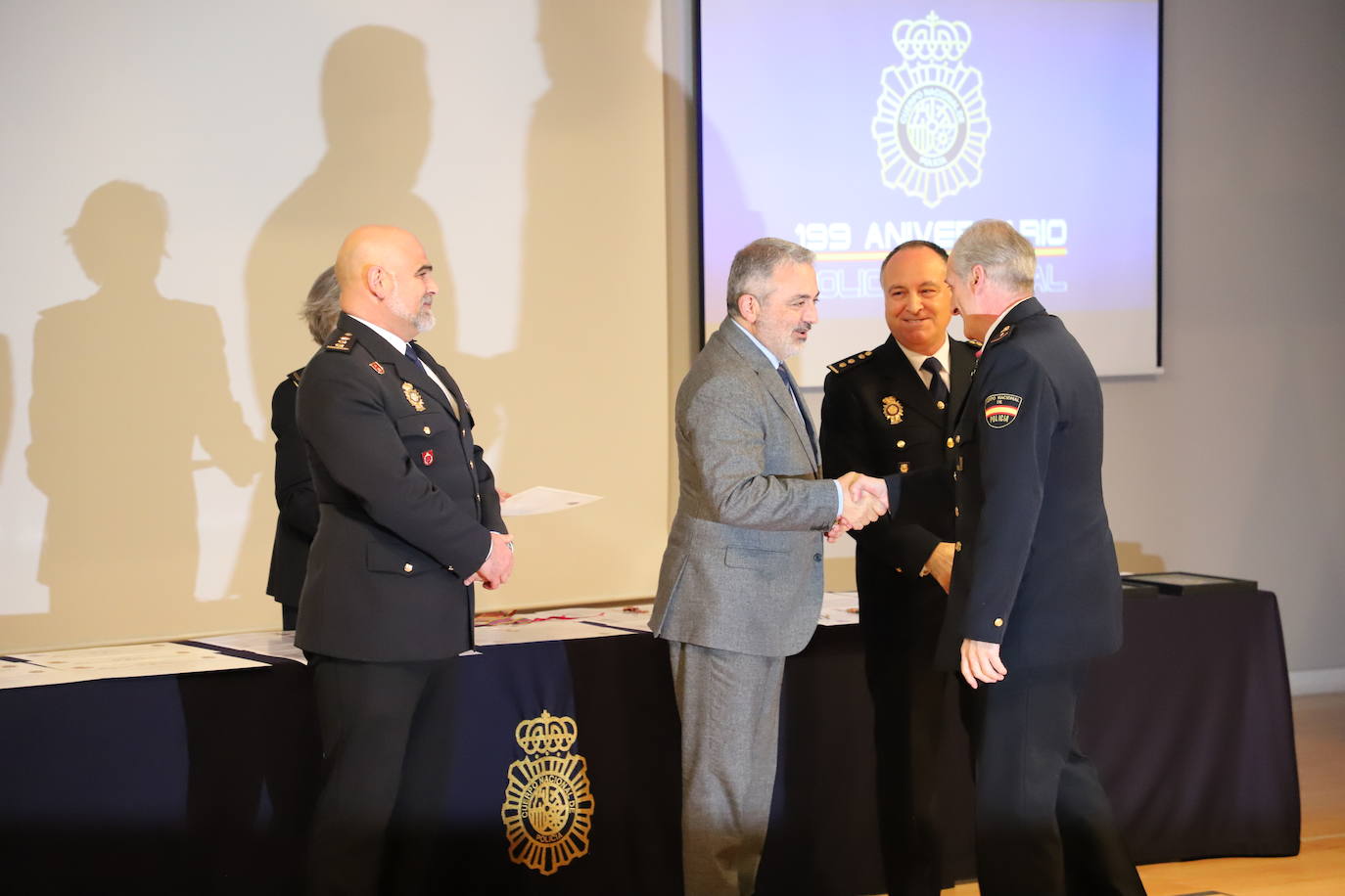 Acto del 199 aniversario del Cuerpo Nacional de Policial donde se ha reconocido a policías jubilados por sus servicios prestados y se ha condecorado a agentes con la medalla a la Dedicación al Servicio Policial