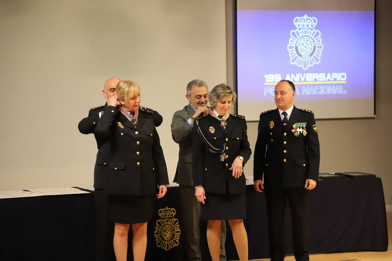 Acto del 199 aniversario del Cuerpo Nacional de Policial donde se ha reconocido a policías jubilados por sus servicios prestados y se ha condecorado a agentes con la medalla a la Dedicación al Servicio Policial