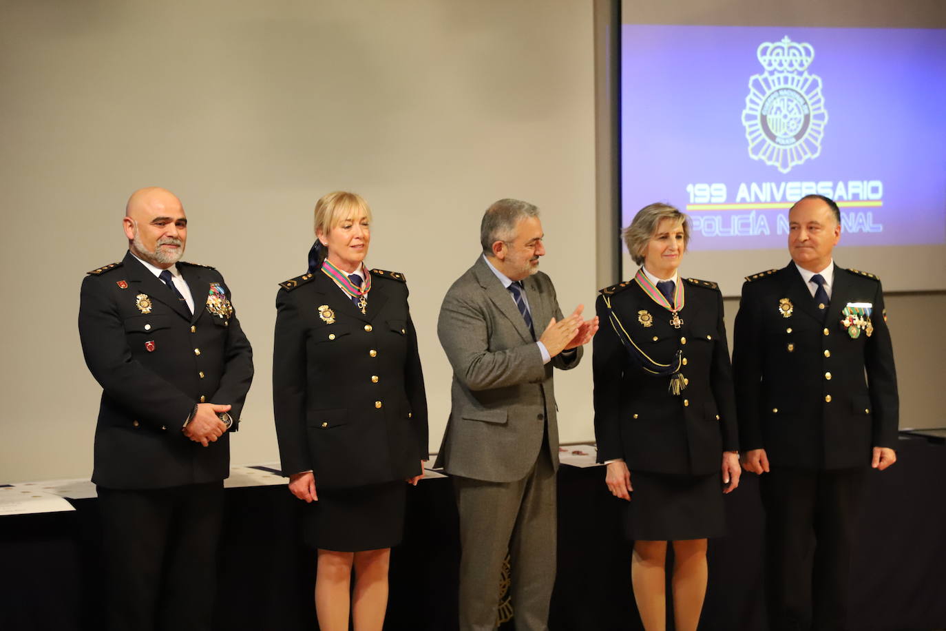 Acto del 199 aniversario del Cuerpo Nacional de Policial donde se ha reconocido a policías jubilados por sus servicios prestados y se ha condecorado a agentes con la medalla a la Dedicación al Servicio Policial